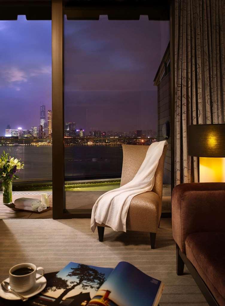 Harbour Grand Hong Kong Hotell Rom bilde View from a suite