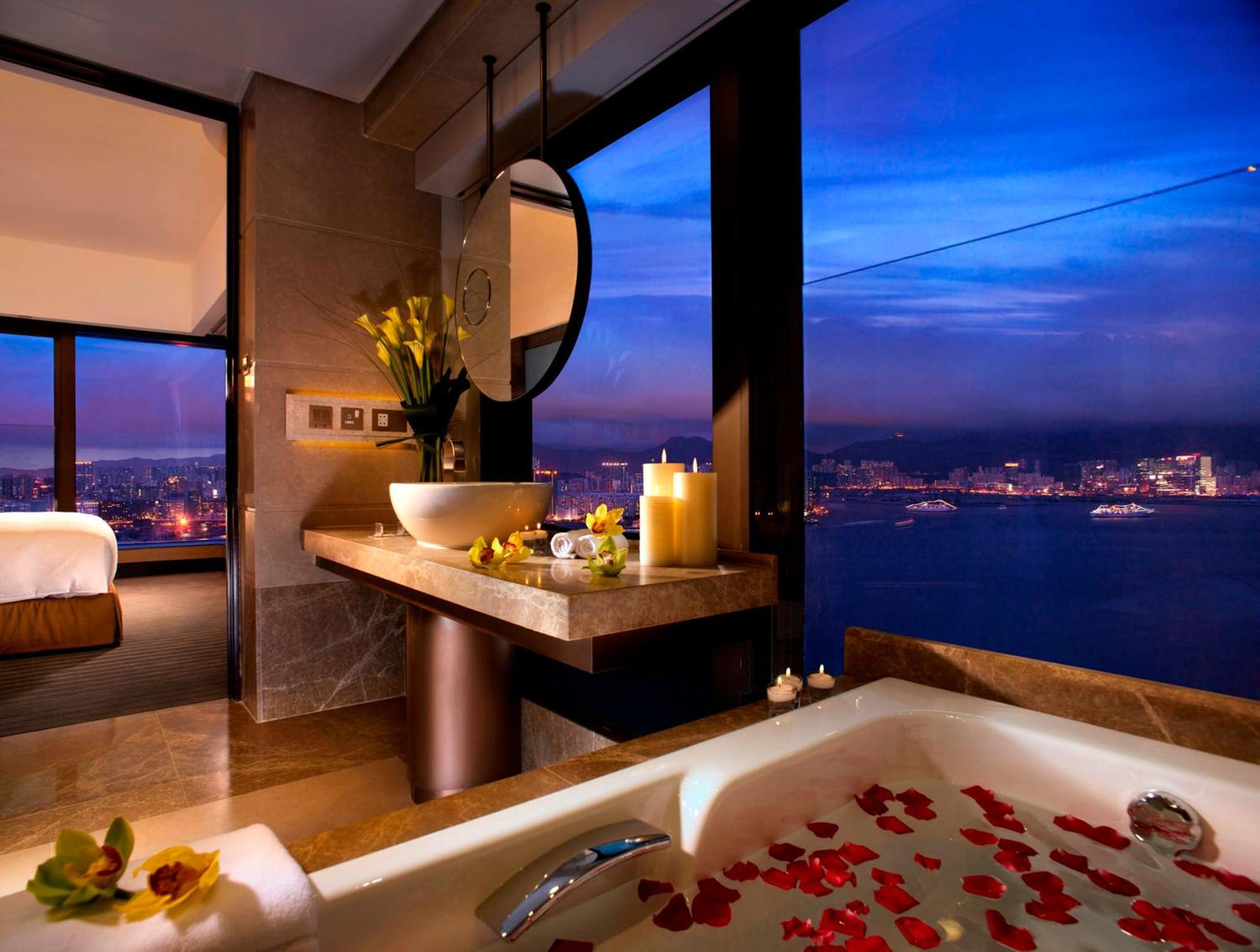 Harbour Grand Hong Kong Hotell Eksteriør bilde The bathroom of a suite at the Mandarin Oriental, Hong Kong