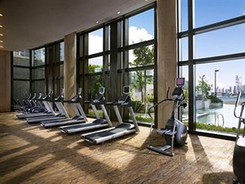 Harbour Grand Hong Kong Hotell Eksteriør bilde The gym at the hotel
