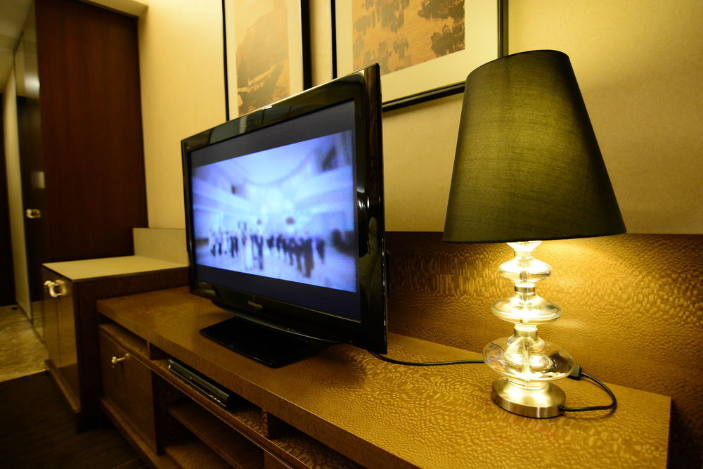 Harbour Grand Hong Kong Hotell Eksteriør bilde A television in a hotel room