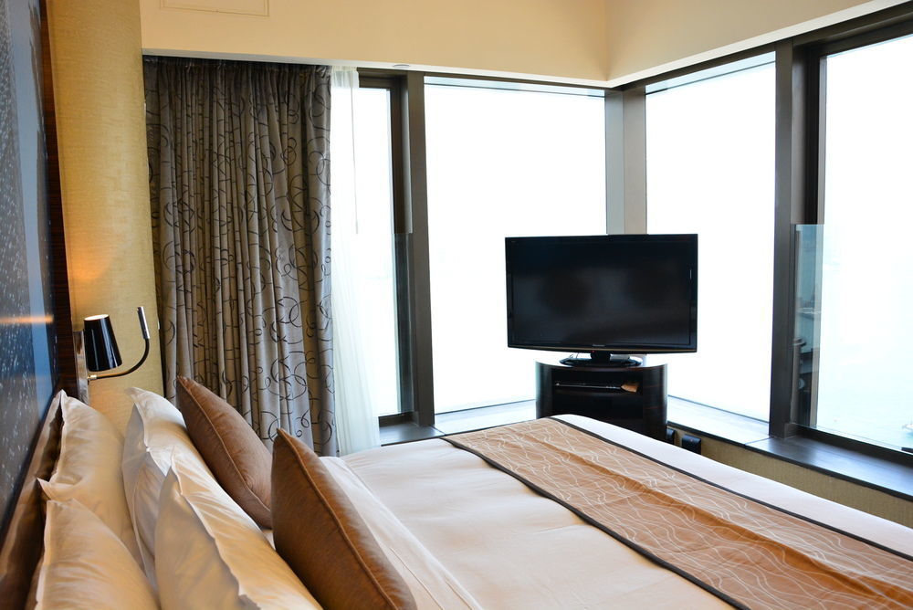 Harbour Grand Hong Kong Hotell Eksteriør bilde A television in a hotel room