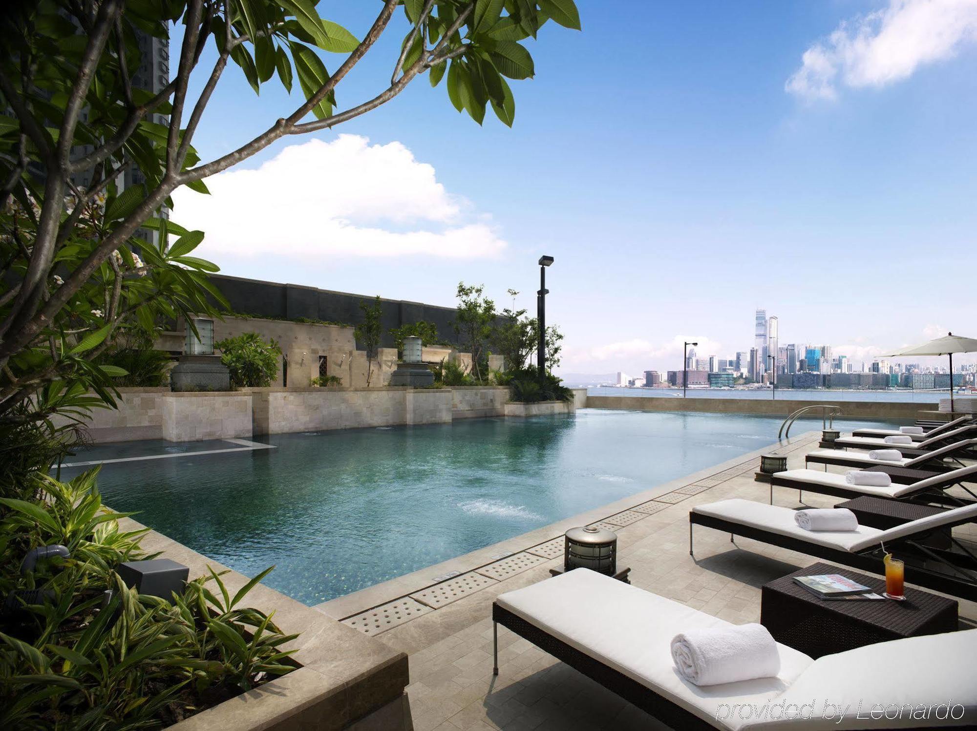 Harbour Grand Hong Kong Hotell Eksteriør bilde The swimming pool at the hotel