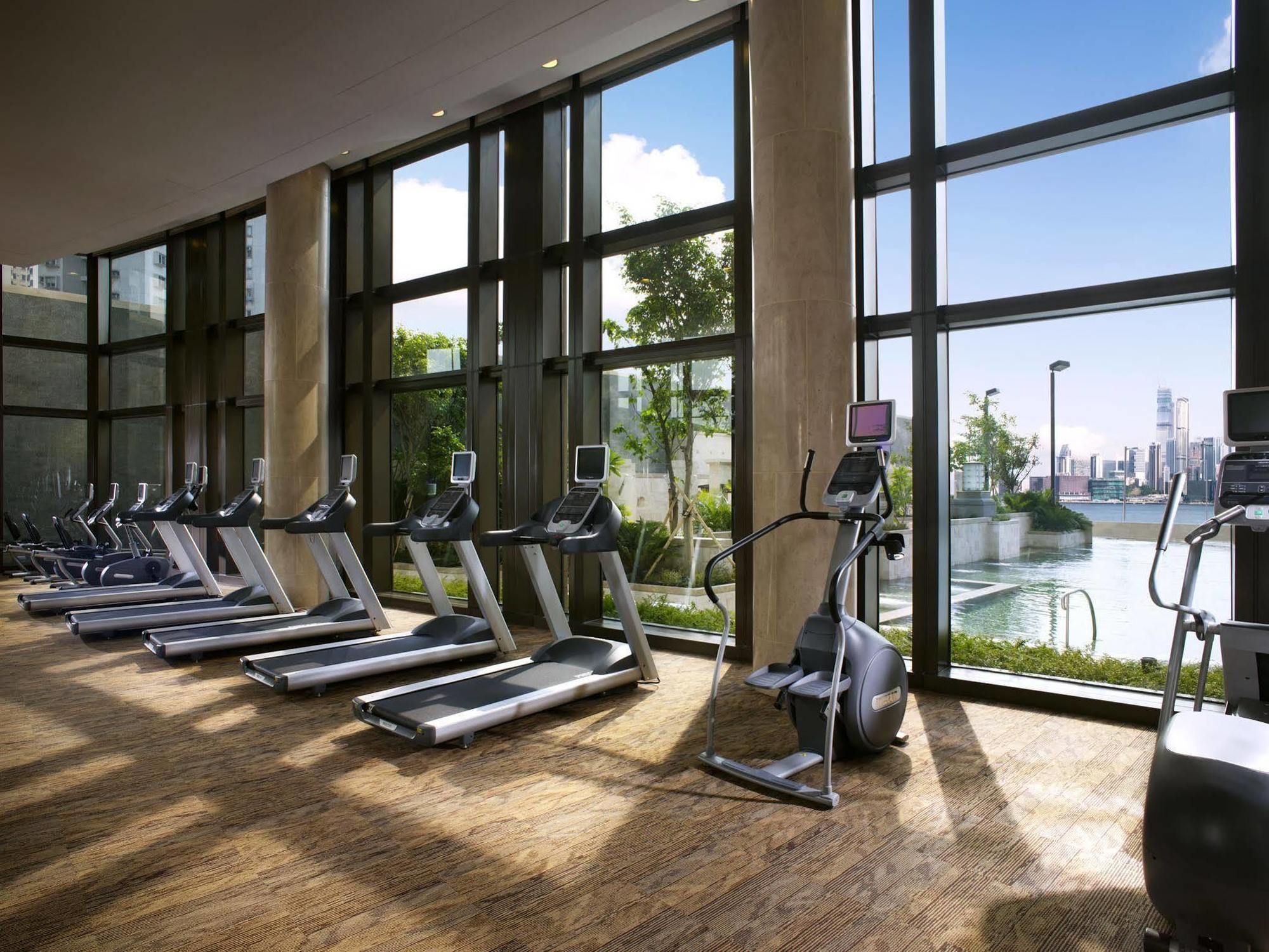 Harbour Grand Hong Kong Hotell Eksteriør bilde The gym at the hotel