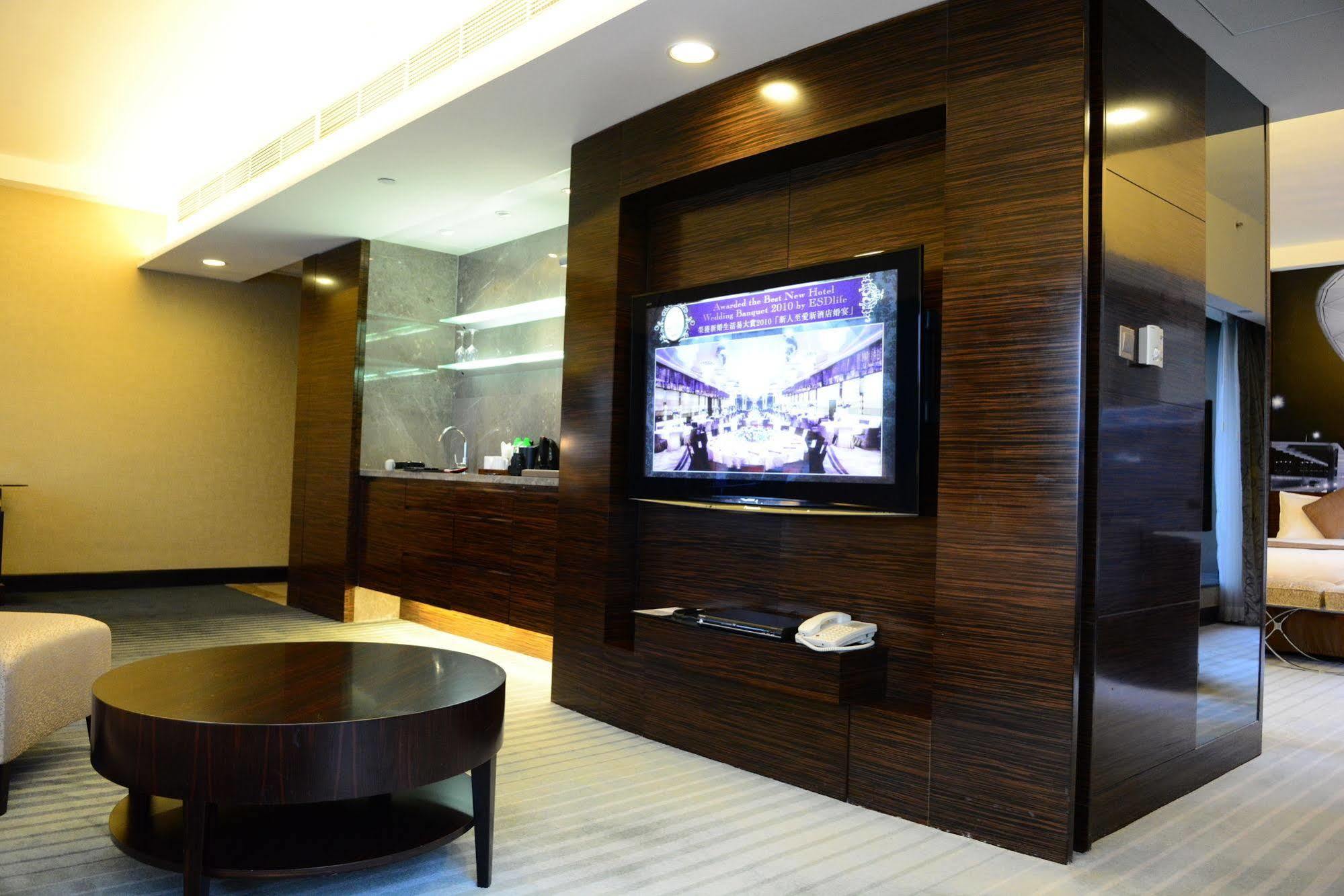 Harbour Grand Hong Kong Hotell Eksteriør bilde A television in a hotel room