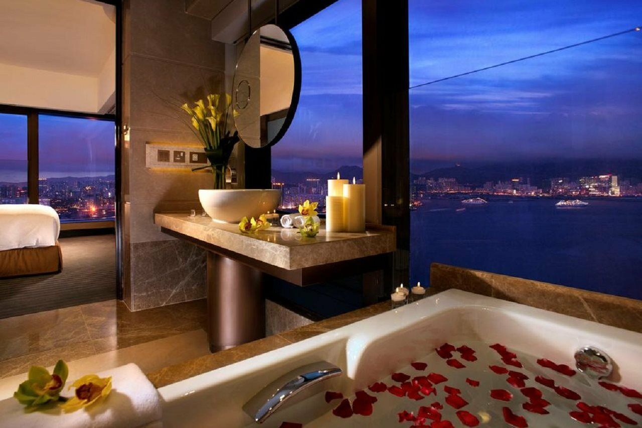 Harbour Grand Hong Kong Hotell Eksteriør bilde A bathroom at the Mandarin Oriental, Hong Kong